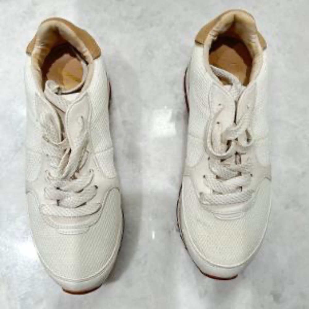 Woman's Zara white sneaker